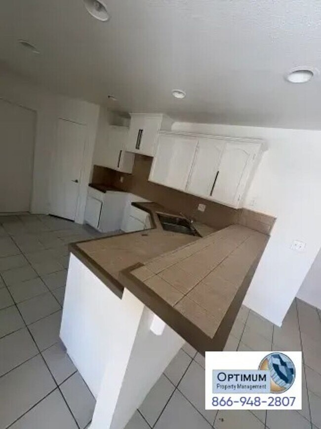 Building Photo - 16429 Chestnut St