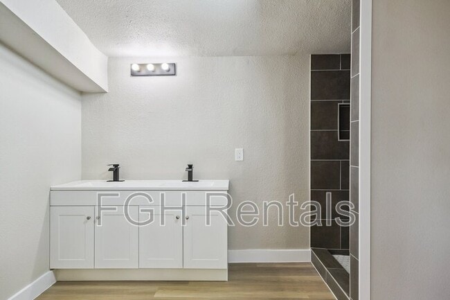 Building Photo - 2332 E Houston St