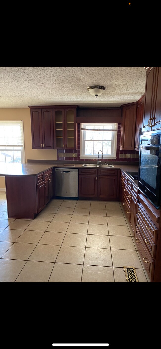 Building Photo - 8002 Greenwillow Ct SE