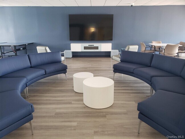 Building Photo - 100 W Broadway