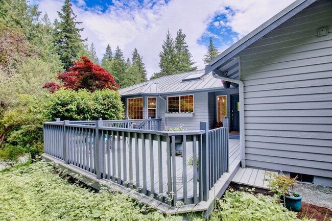 Building Photo - Lovely Clinton Home with Great Light and Pet Friendly!