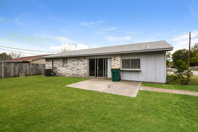 Building Photo - Cute and Cozy in Cedar Hill!!!