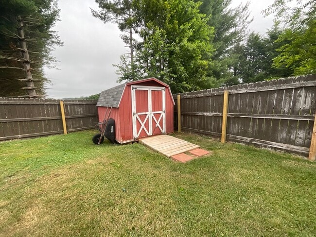 Building Photo - Move in special - 3 bedroom/2 bath brick h...