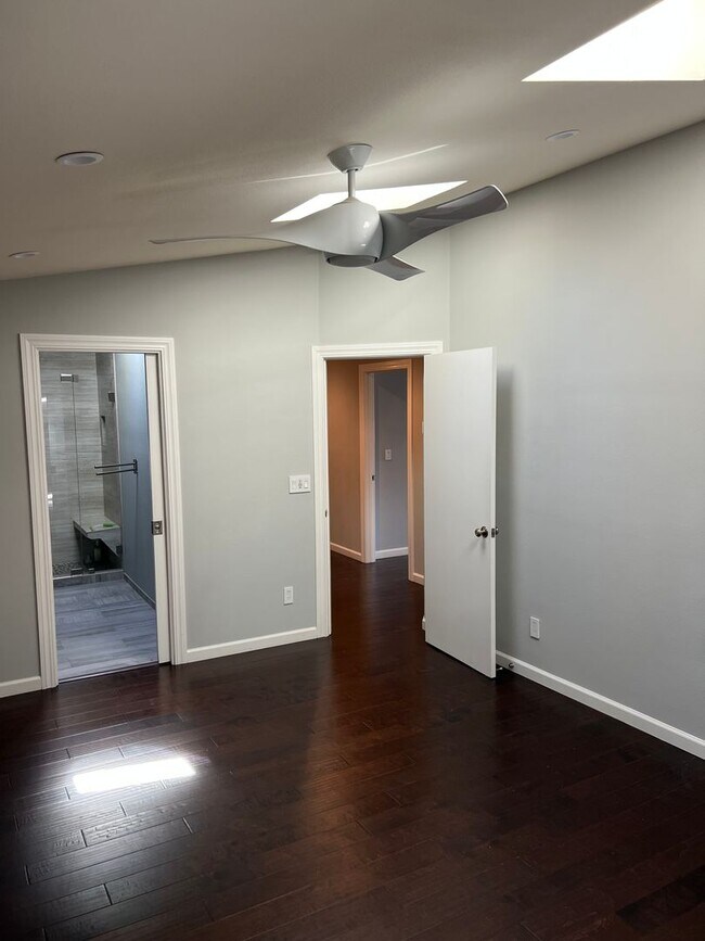 Building Photo - Palo Alto -Updated 3 Bedroom Condo In A Highly Sought After Neighborhood