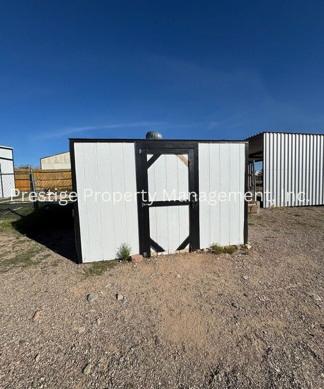 Building Photo - This 4/2 Vail Manufactured Home Is On A 1 Acre Lot!!!