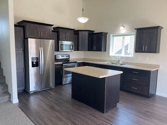 Building Photo - 3 Bed 3 Bath Single Family Home