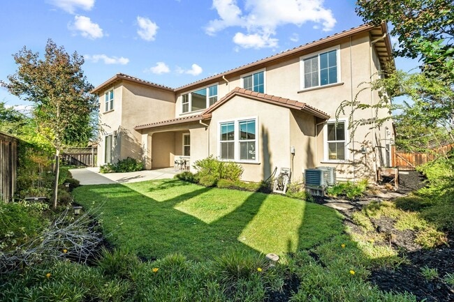 Building Photo - HILLTOP CORNER HOME WITH GORGEOUS VIEWS