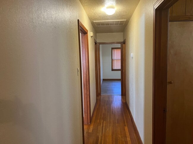 Building Photo - Country Living Home