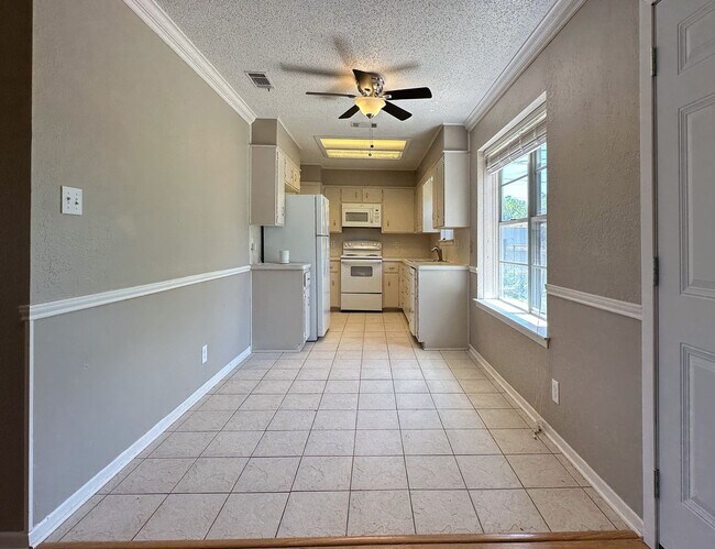 Building Photo - Charming 3-Bedroom, 2-Bathroom Home – Avai...
