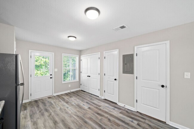 Building Photo - 260 Smithson Ln