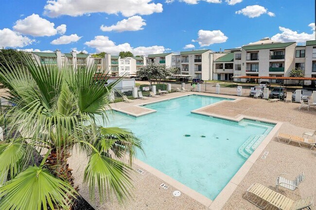 Building Photo - 2830 S Bartell Dr