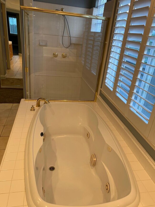 Building Photo - $1,000 Off First month's Rent - Lovely hom...