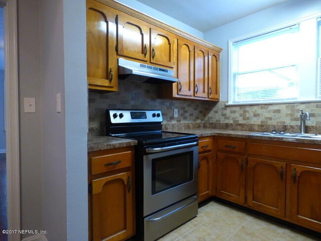 Building Photo - 2575 Myra St