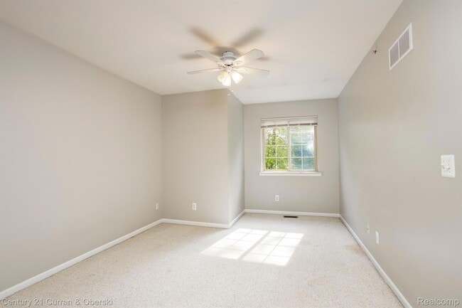 Building Photo - 16944 Farmington Rd