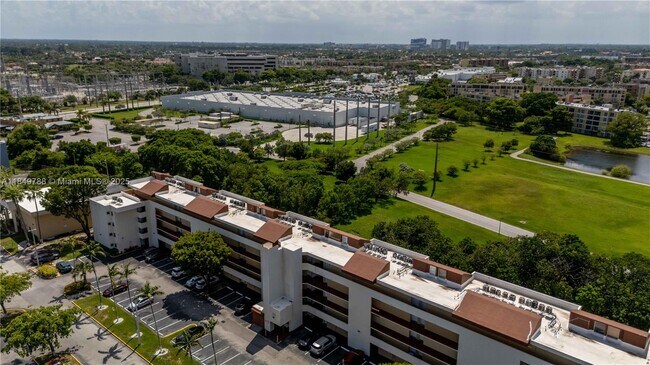 Building Photo - 8870 Fontainebleau Blvd