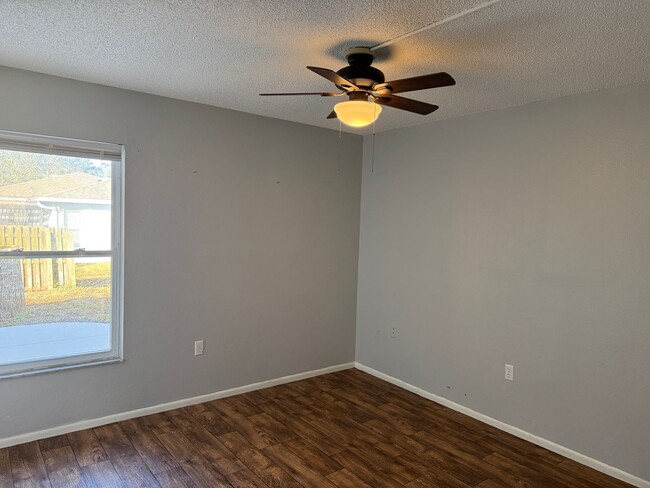 Building Photo - 2Bedroom 2 Bath Single Family Home W/1 Car Garage