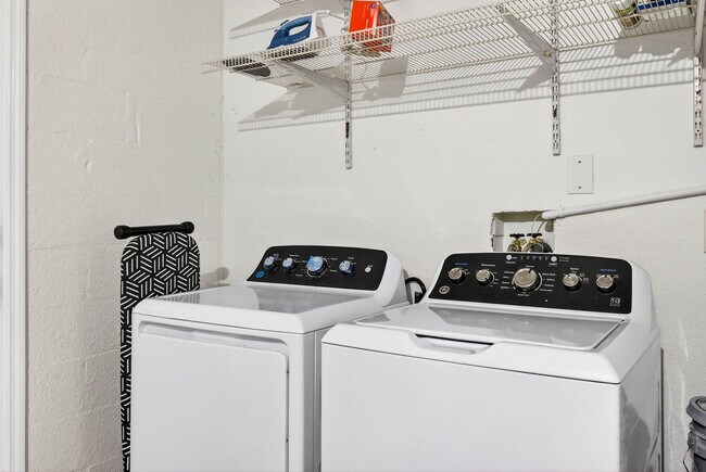 Building Photo - 310 W Warren Ave