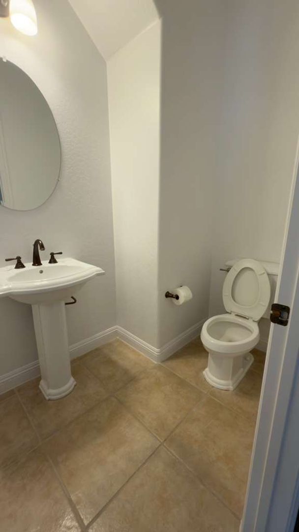 Building Photo - A Perfect Blend of Luxury, Comfort & Style