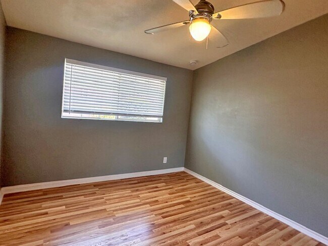 Building Photo - Spacious 4 Bedroom Home in Quiet Neighborhood