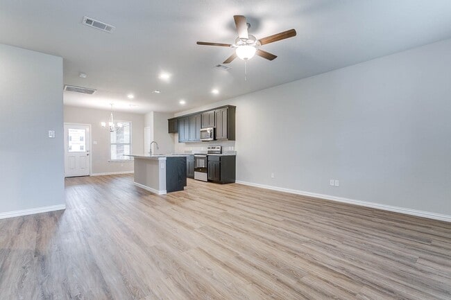 Building Photo - 3 bedroom 2 Bath home Move In Ready