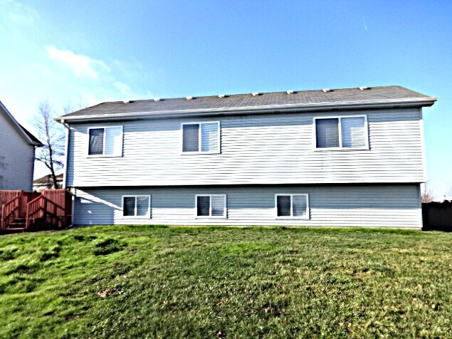 Building Photo - 816 Shorewood Dr