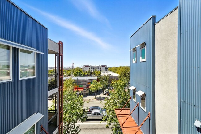 Building Photo - Spacious Andante Top-Floor 2/2 Condo Available Now!