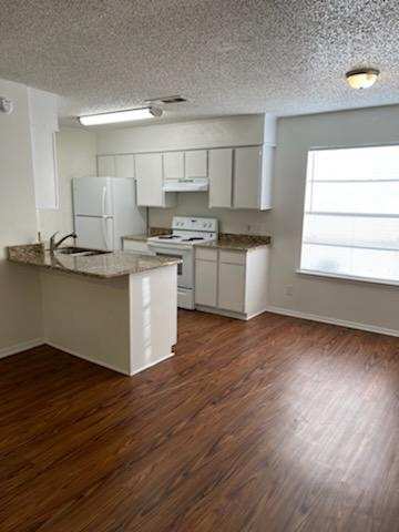 Building Photo - MOVE-IN READY ON 10/3/2025. Single level, ...