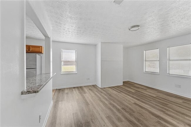 Building Photo - 210 Tanglewood Ln