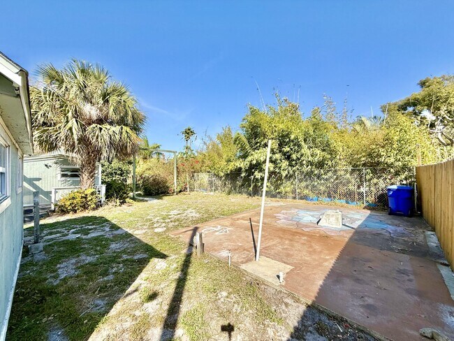 Building Photo - 713 Smith St