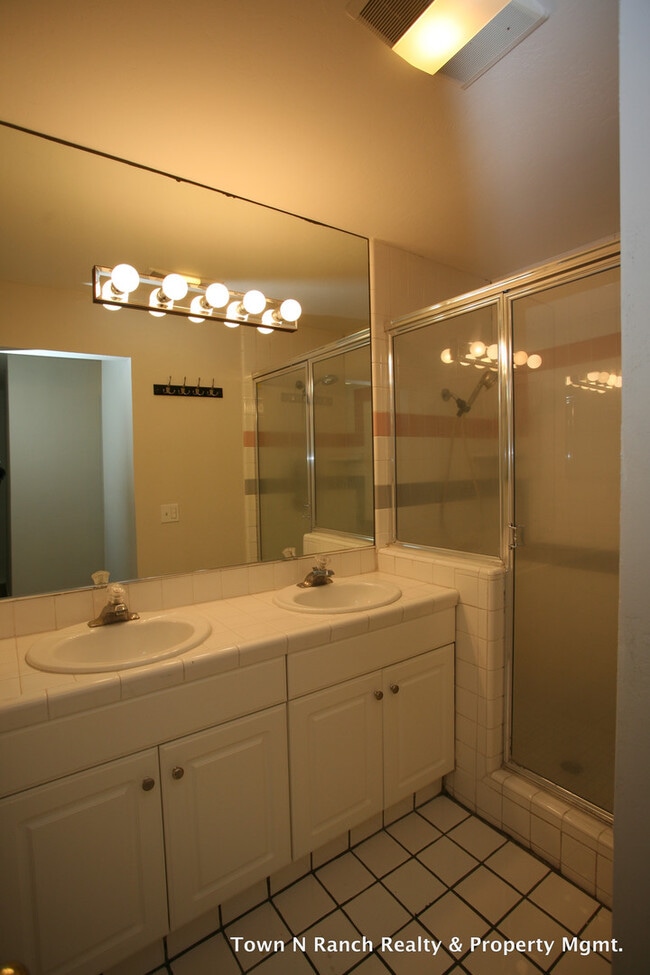 Building Photo - 5Br 2Ba single Family Home