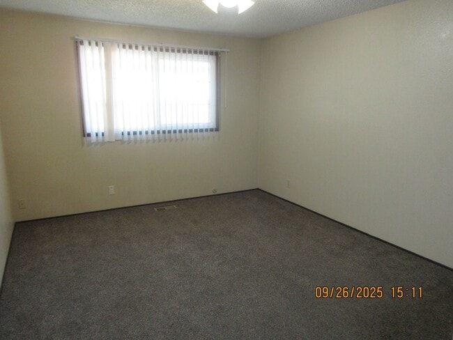 Building Photo - Spacious and very clean