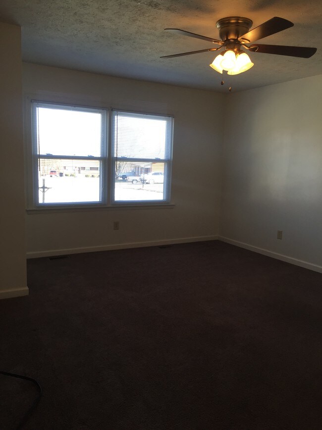 22 White Circle Living Room - 22 White Cir