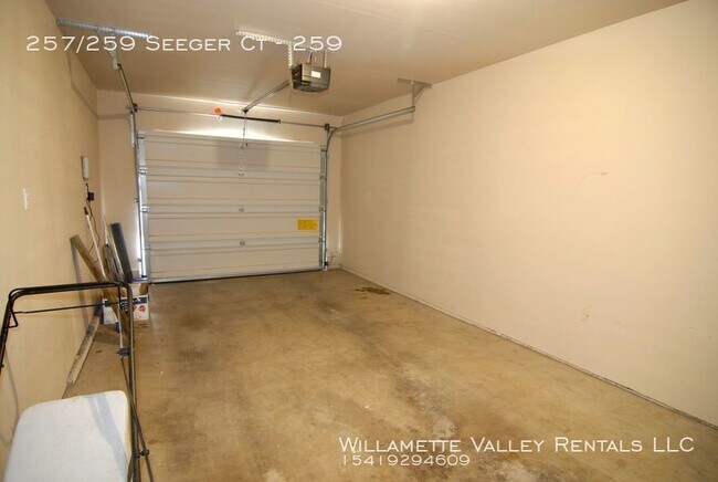 Building Photo - Nice S Salem duplex
