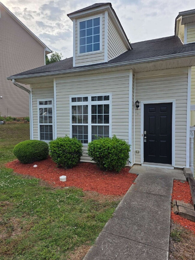 Building Photo - 2/2 Townhome close to shopping and dining