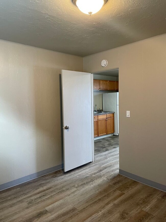 Building Photo - 1 Bedroom Apartment!