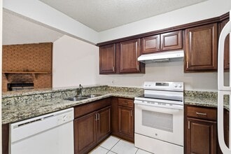 Building Photo - Convenient Turnkey Living in Colony Cove