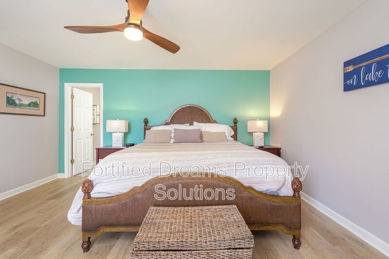 Building Photo - 395 Lake Dr