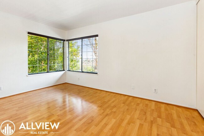 Building Photo - Gorgeous 2 Bed, 2.5 Bath End-Unit Home Available NOW in Aliso Viejo!