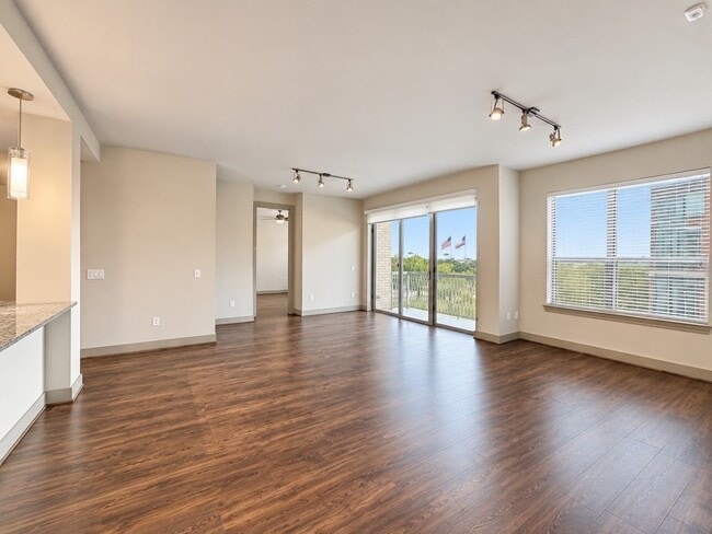 Building Photo - 10401 Town & Country Way