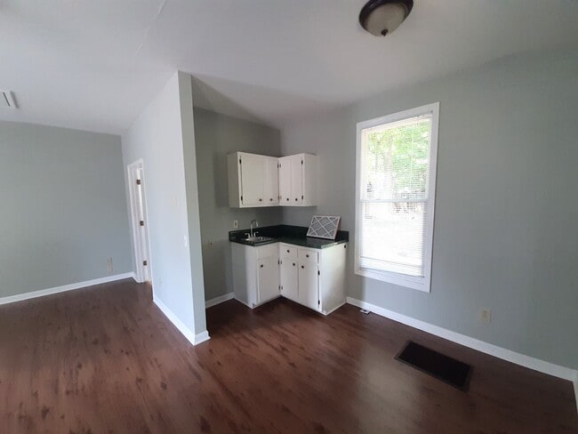Building Photo - 104 N Cedar St