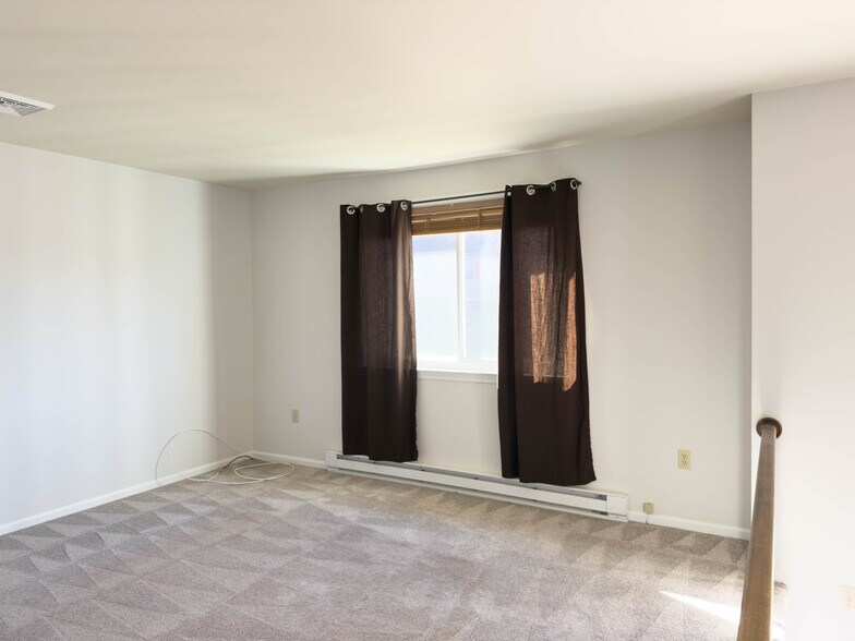 Building Photo - 2231 Donough Dr