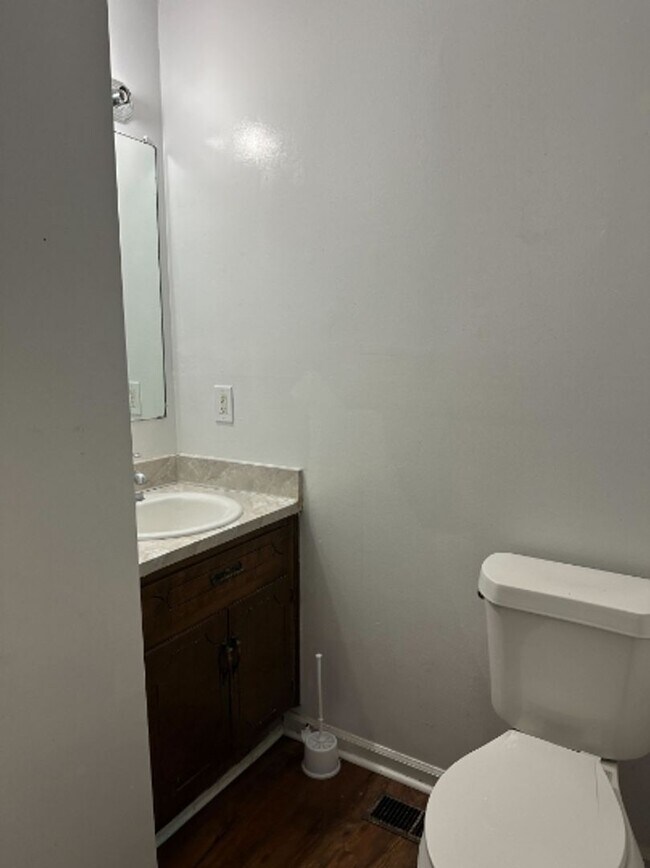Building Photo - Charming Duplex for Rent- Spacious and Convenient Living!