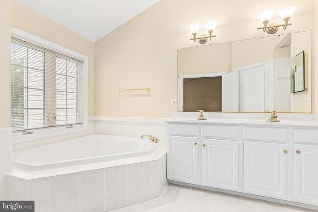 Building Photo - 3836 Elmwood Towne Way