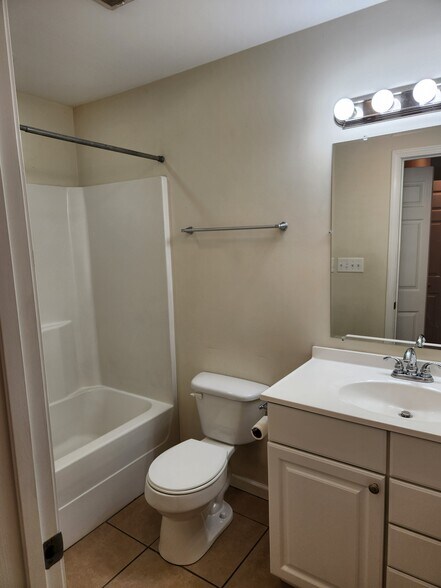 Building Photo - 1643 Landon Ln