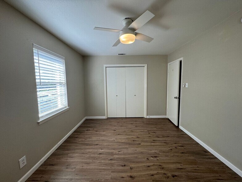 Building Photo - 2624 Woodlawn Dr