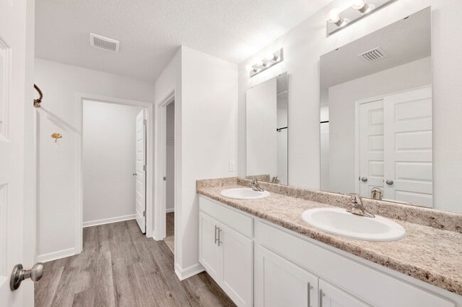 Building Photo - Spacious 5 Bedroom Home with Community Pool