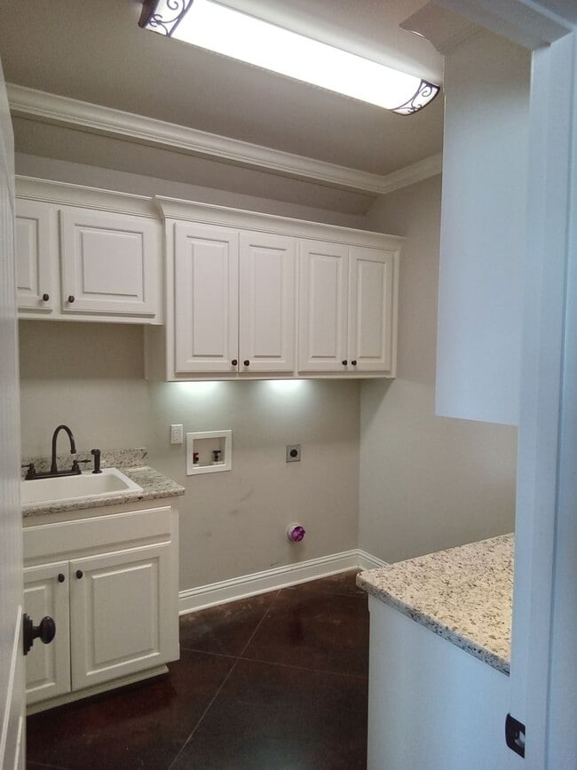 Building Photo - Benton Beauty