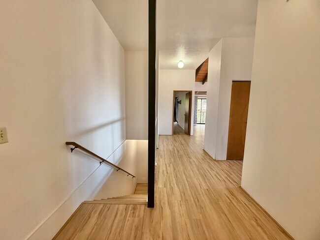 Building Photo - Pet friendly & Spacious - 3 Bedroom / 2 Ba...