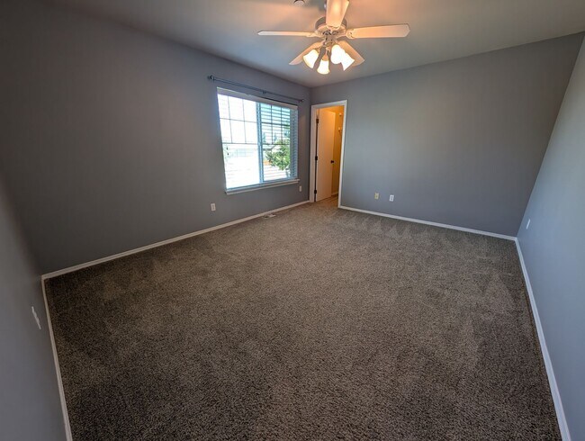 Building Photo - 4 Bedroom, 2.5 Bath DuPont Home!
