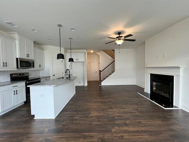 Building Photo - 3 bedroom Townhome in Auburn